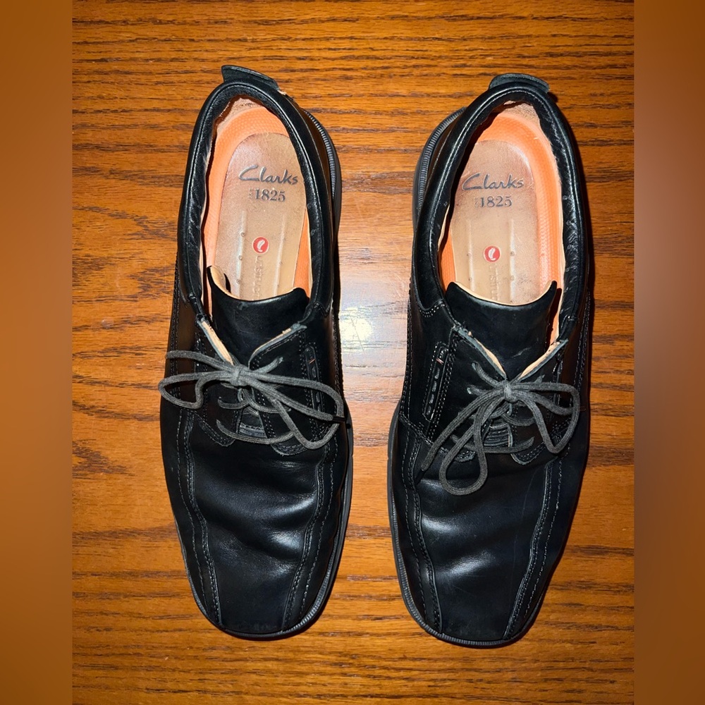Clarks Men's Black Leather Oxfords